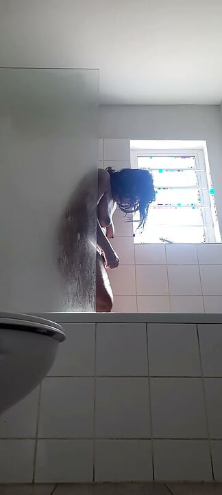 أصور زوجتي الهندية المثيرة وهي في الدش