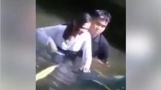 Casal faz romance em um rio.mp4