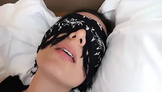 Mit verbundenen augen und in einem hotelzimmer befestigt