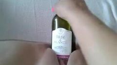Šukání kundičky s lahví vína