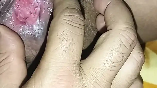 Üvey üvey kız kardeş amcık masajı