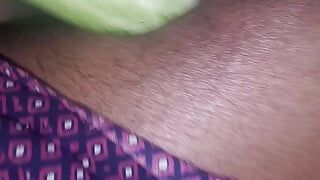 Bhabhi ki pussy me red chilly masala lagakar chata