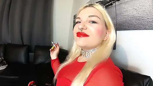Kette raucht 2 Zigaretten mit großen roten lippen