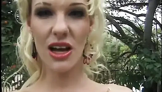 Cowok nakal dan tante seksi rambut pirang lagi asik ngentot sambil dientot pakai sirup cokelat