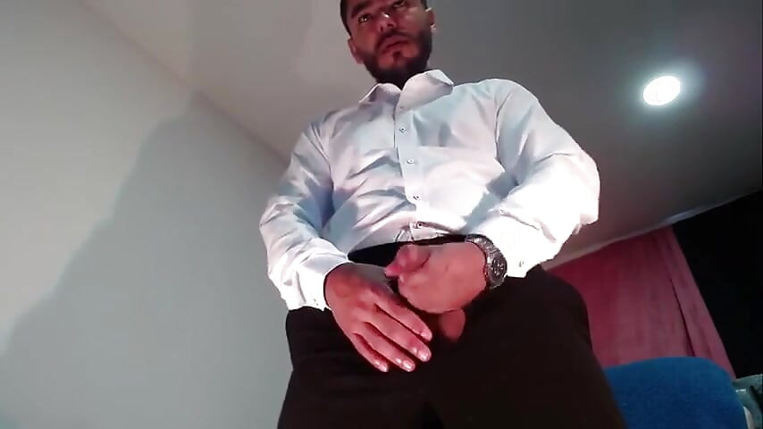 Chico u elegantnoj haljini - Striptis Gran Polla bez rezanja seksi guzice