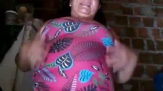 Katina bbw balançando a bunda gorda