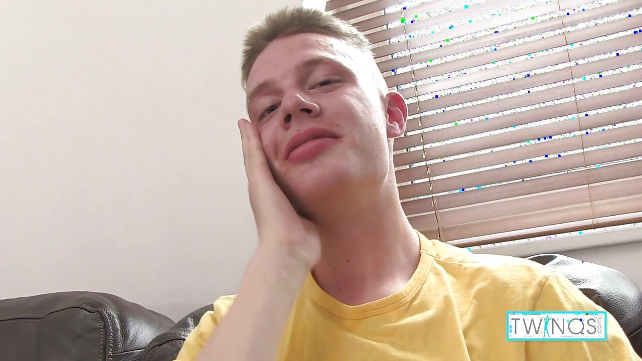 Leon sehnt sich nach einem schwanz auf der couch, bevor er seine nuss spritzt!