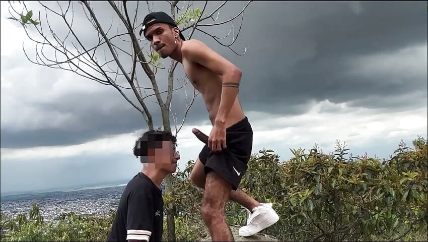 Chupando o pau do atleta com um pau enorme