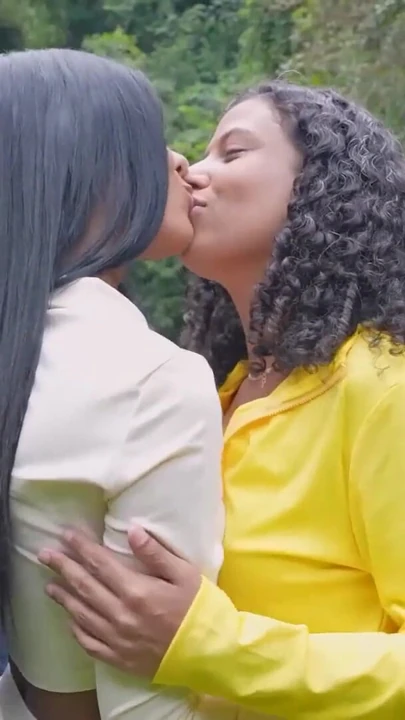 拉丁女郎和瀑布！Juh Jackson和Nathy Oliveira在ClubSweethearts上 |剪辑 1