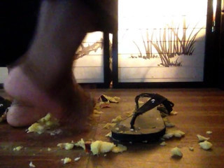 Tiye uses her pretty FEET to SMASH 3 apples into pieces!