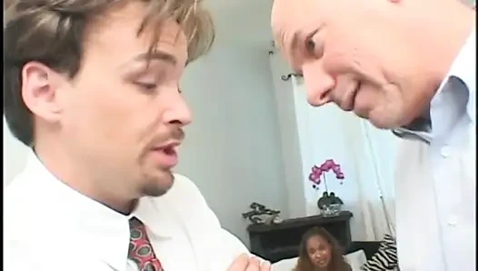 Adam yatakta başka bir adama sakso çektirirken kadının ayaklarını sikiyor