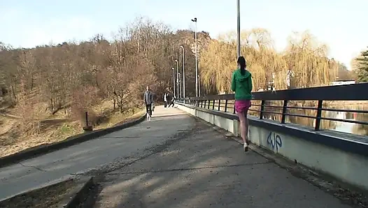 Cewek hot rambut cokelat dijilat dan di-fingering sama pria yang lebih tua di luar ruangan