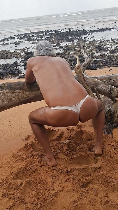 Ladysilva przebrana za kobietę na plaży w stringach, pokazując swoją gorącą dupę