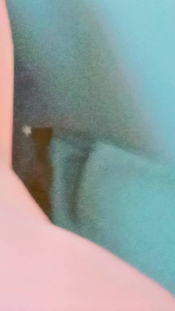 "젖꼭지 펌프로 뻗는 더 하드코어 젖꼭지, 대낮에 클램프와 손가락으로 스트레칭"에서 턱 떨어지는 순간
