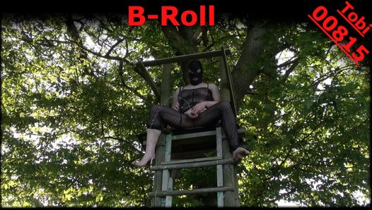 B-Roll: Pee 007 – Ungeschnittene Szenen beider Kameras – Pinkeln vom Hochsitz in der Öffentlichkeit. Exhibitionist Tobi00815