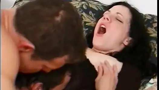 Cewek nakal rambut cokelat seks threesome ganas sama cowok biseksual di kamar hotel