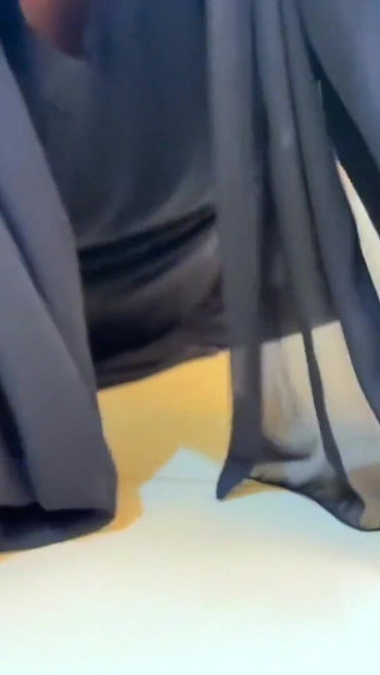 Muss man gesehen haben von "Arabisches sexy muslimisches zimmermädchen unter dem bett stecken, als sie das zimmer des chefs putzt! Dann will sie analficken &"