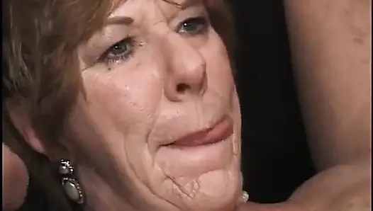 Oma mit viel apetite liebt es, es von schwarzen bis weißen männern zu nehmen