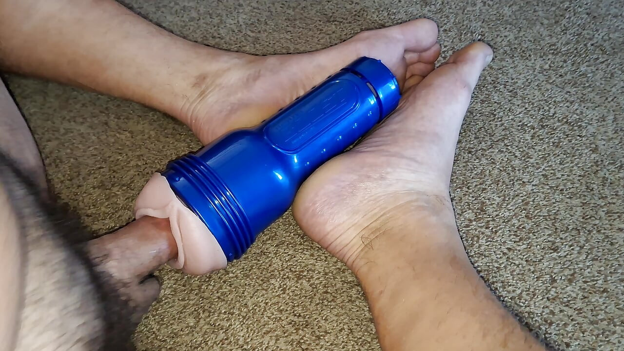 משתמשת בבובת המין שלי עם קצת עזרה מהרגליים