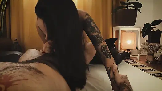 Büyük popolu kahverengi esmer harika bir penis masajı alıyor