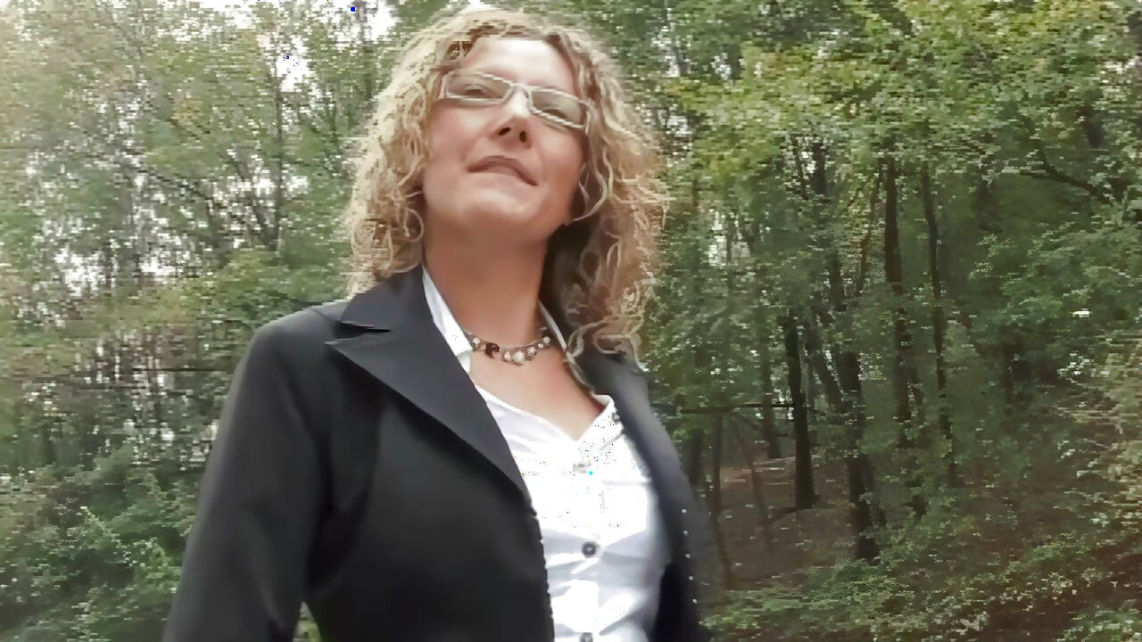 Alessia Donati's Casting in the Park with a Pissing Finale