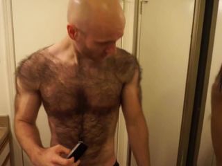Pria paling berbulu mencukur seluruh dada dan punggungnya!