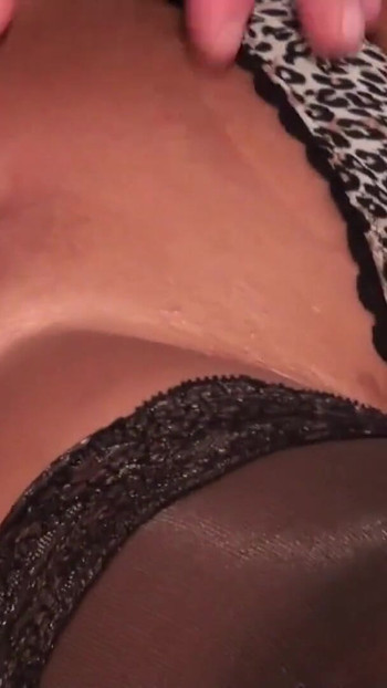 Bedövning ögonblick från "Djup anal för tyska MILF Bi Jenny och Pee Suprise i finalen"