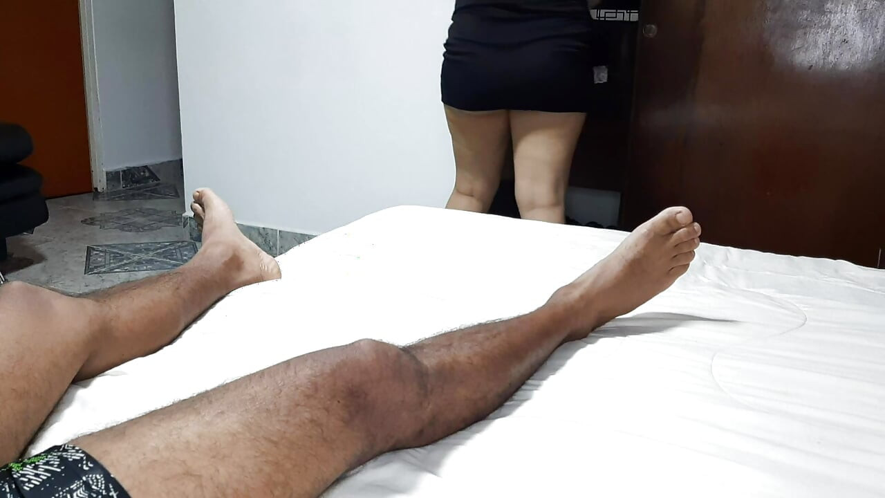 Latina mit großen Brüsten masturbiert und denkt an den Schwanz ihres Stiefbruders