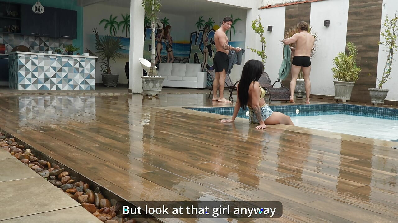 この欲情な女は一度に二つのチンポを拒まなかった