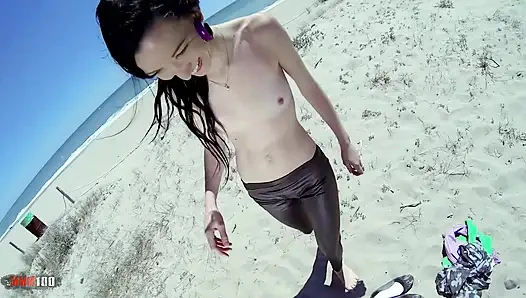 Французская тинка Tania Kiss в спандексовых леггинсах - минет на пляже и анал