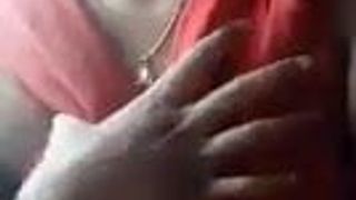 Swati Naidu fait des selfies sexy à moitié nue