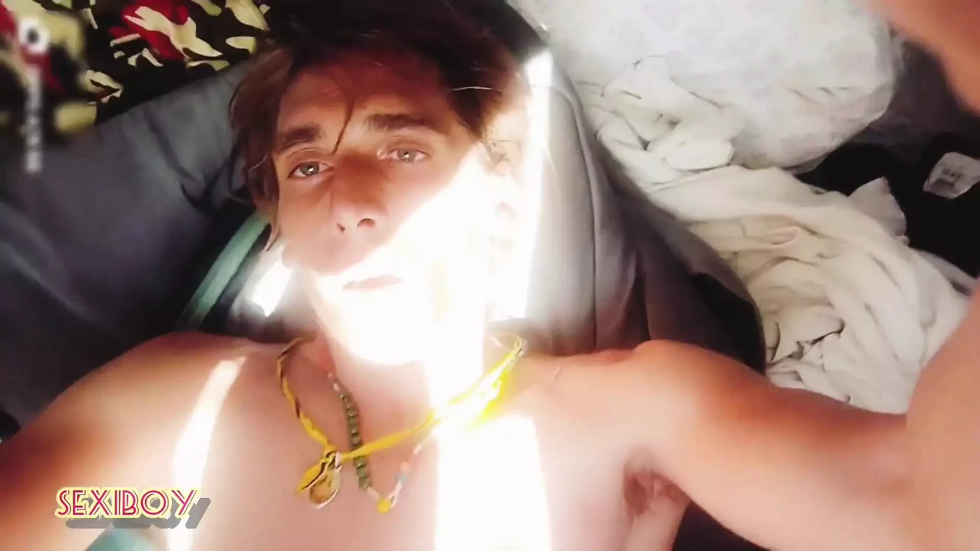 El joven guapo está caliente y cachondo.