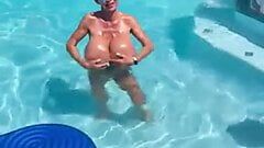 Minka - büyük göğüsler havuzda yüzüyor (2021)