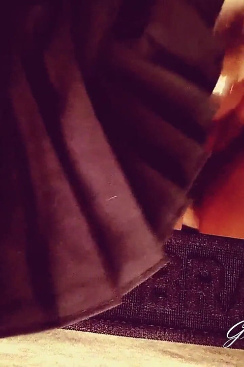 팬티를 측정하는 동안 딜도를 발견하고 털이 무성한 부시 지네그를 따먹어
