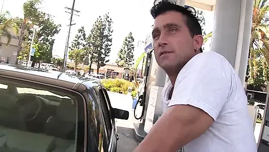 Cewek mungil ini susah payah muat di kontol besar