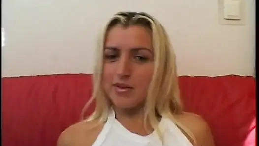 Blondes teen weiß, wie man den schwanz ihres liebhabers befriedigen kann