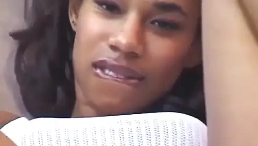 Seksi zenci hatun amcık sikişiyor dildoyla oynuyor... ağzına boşalma