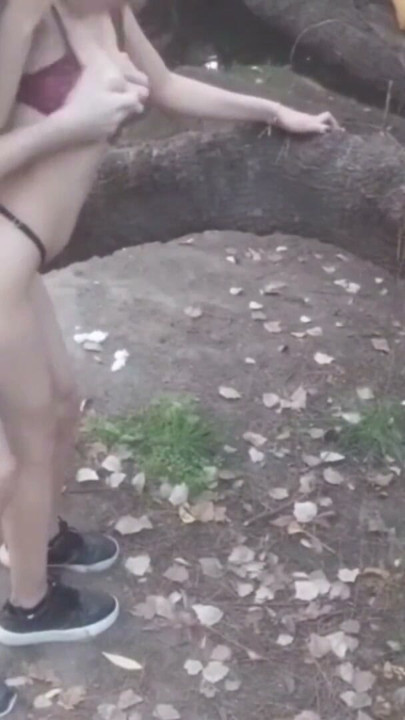 Na mata eles filmam a namorada traindo e fodendo com o melhor amigo do namorado | Clip 1