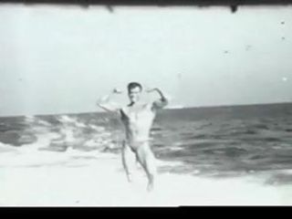 50 年代的同性恋复古 - ed 毛茸茸的，在海滩上