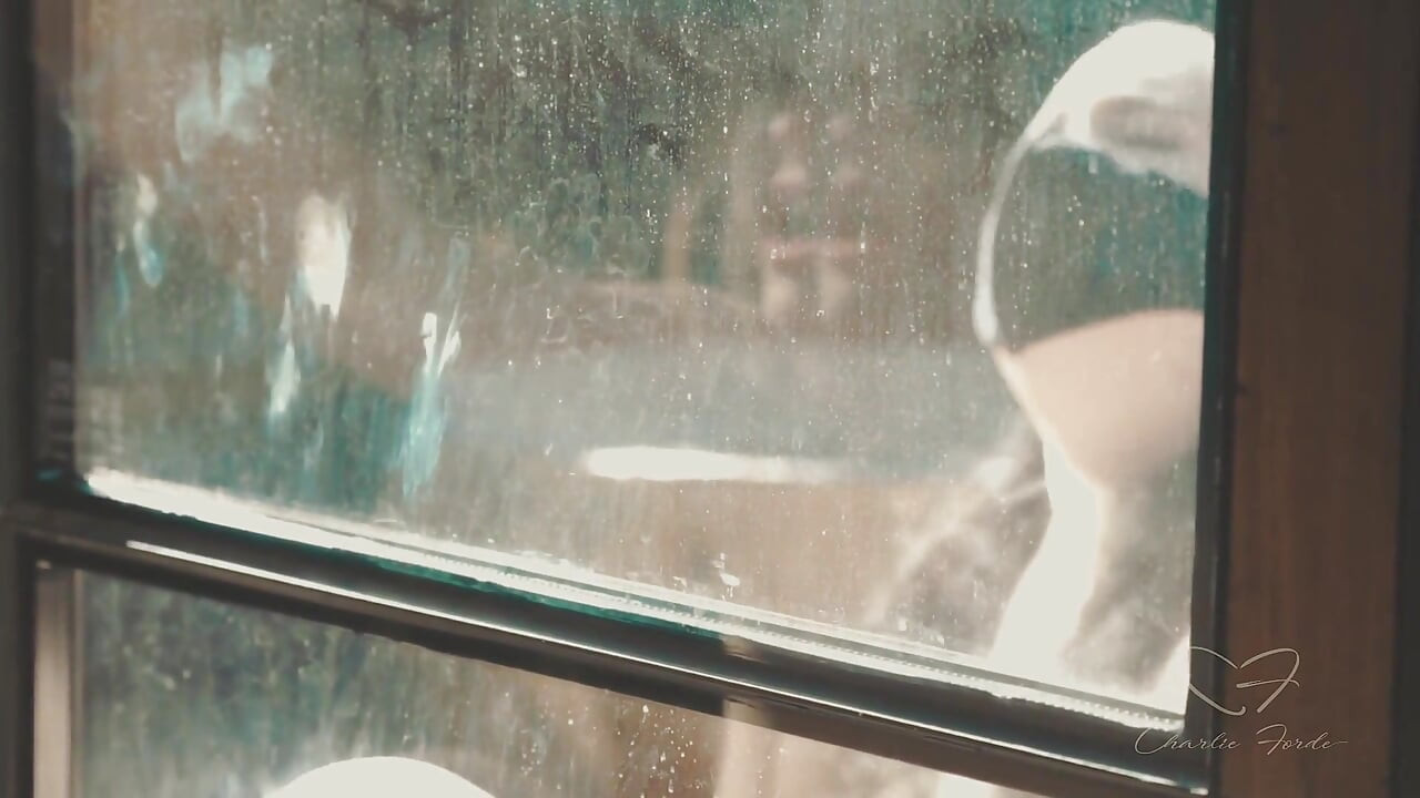 Dividido com Charlie Forde, Astrid Love