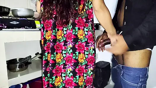 YEMEK YAPıYOR VE SIKIŞIYOR