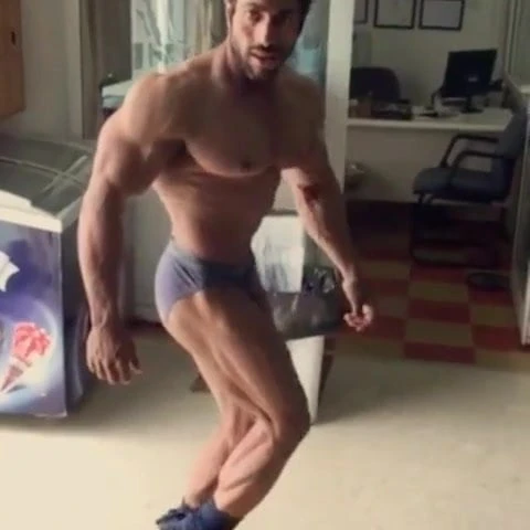 Caldo rigonfiamento del bodybuilder arabo
