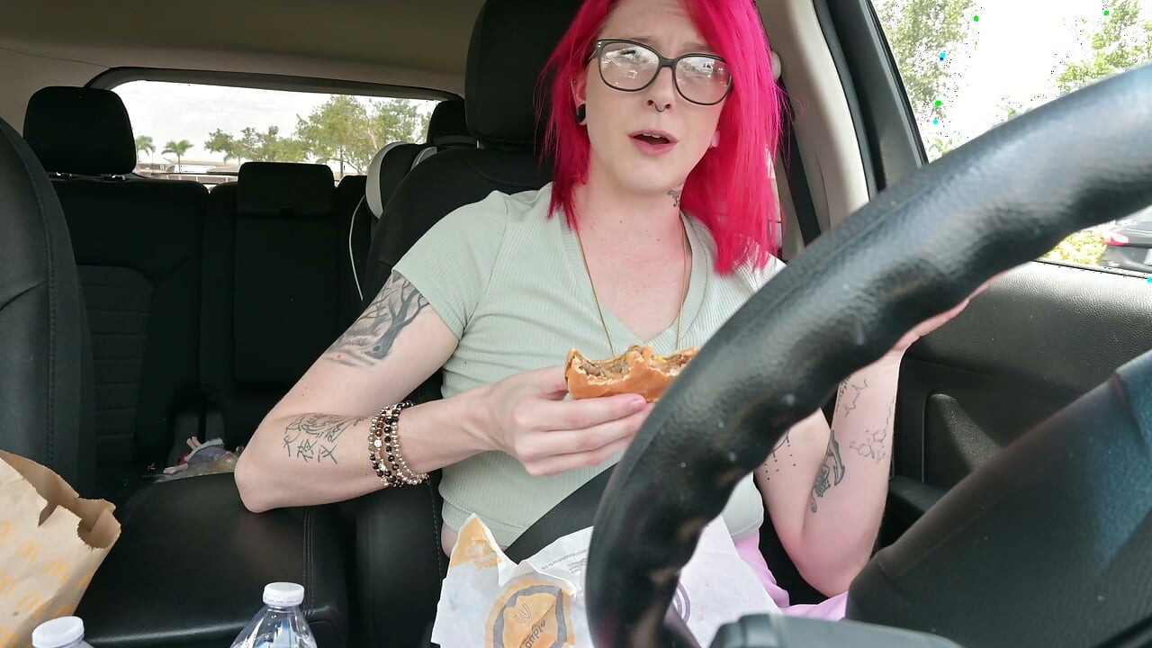 Kencan makan siang sama Ellie