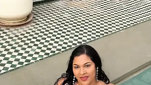 BBW Twerking in Pool Splashing Water with Huge Ass. Wet Fat Booty Clapping Outdoor