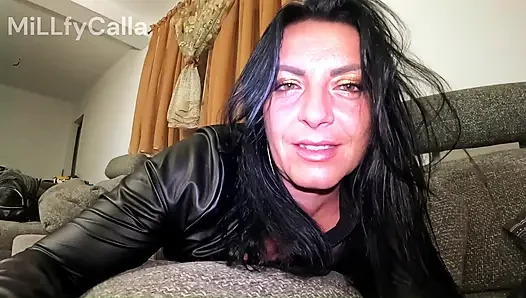 Rauchende devote MILF lederfetisch dirtytalk masturbation