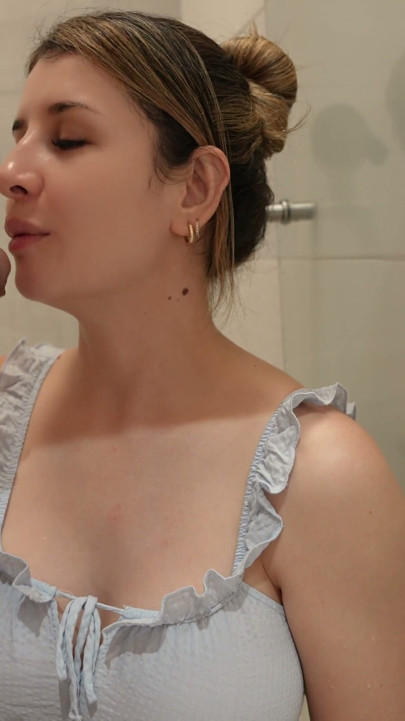 Mi madrastra me encuentra en su baño | Clip 1