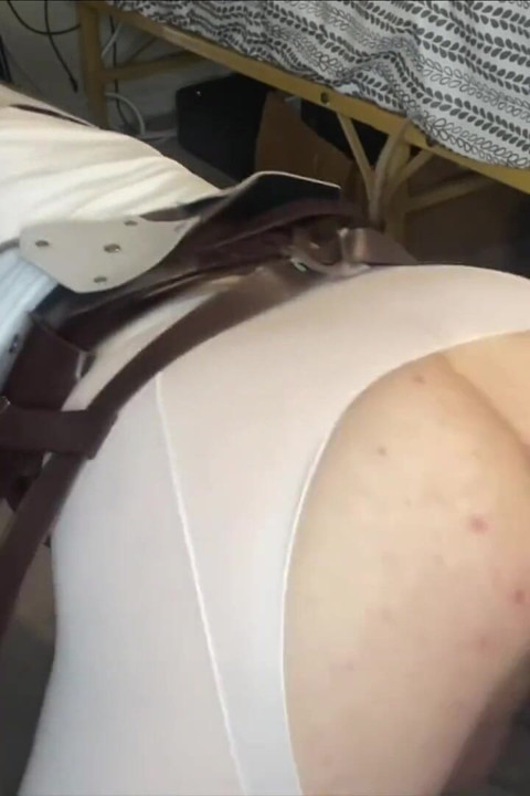 Si jalang transeksual dalam cosplay memancut mani dari mainan besar