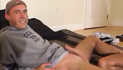 Geiles teen genießt harten schwanz