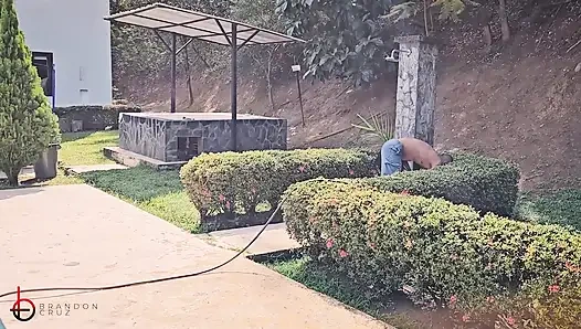 Bosku yang semok dan temannya yang berpantat besar menelan kontolku di threesome di luar ruangan