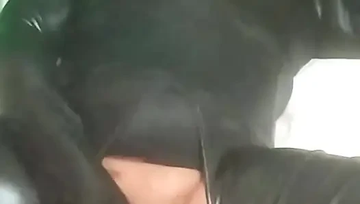 Cewek sange ini lagi asik muasin memeknya pakai dildo ukuran raksasa